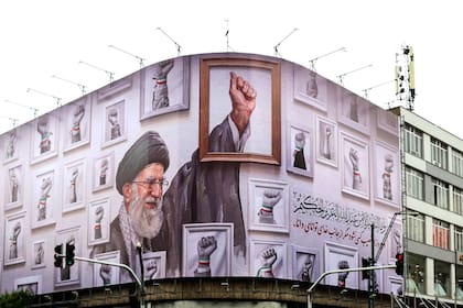 Una enorme valla publicitaria con la imagen del difunto líder supremo iraní, el ayatolá Ali Khamenei, asesinado en febrero de 2026 en un ataque militar de Estados Unidos e Israel contra Irán, cubre la fachada de un edificio en Teherán 