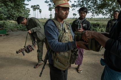 Combatientes rebeldes recogiendo municiones en Anyar