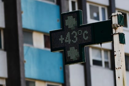 El cartel de una farmacia marca 43 grados Celsius en Rennes, en el oeste de Francia