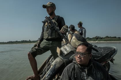 El Dr. Lone Lone y otros soldados rebeldes en un cruce de río en Anyar. Los viajes que antes duraban unas pocas horas ahora requieren días, ya que los rebeldes intentan evitar las posiciones militares