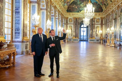 El presidente de Estados Unidos, Donald Trump, recibe una visita guiada por el Palacio de Versalles de manos del presidente francés, Emmanuel Macron, antes de una cena celebrada el 17 de junio de 2026 en Versalles, Francia. El encuentro tuvo lugar tras la conclusión de la cumbre del G7, realizada esta semana en Evian, Francia