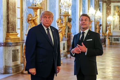 El presidente de Estados Unidos, Donald Trump (izq.), recorre el Palacio de Versalles junto al presidente francés, Emmanuel Macron, antes de una cena celebrada el 17 de junio de 2026 en Versalles, Francia. El encuentro tuvo lugar tras la conclusión de la cumbre del G7, realizada esta semana en Evian, Francia.