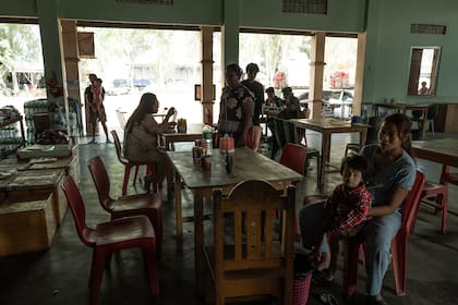 En un restaurante de Anyar, las radios colocadas sobre las mesas compartían información sobre dónde se habían avistado los aviones de combate y otros vehículos de asalto aéreo del ejército
