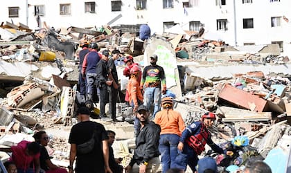 La furia en Venezuela por la lenta ayuda oficial para rescatar sobrevivientes bajo los escombros