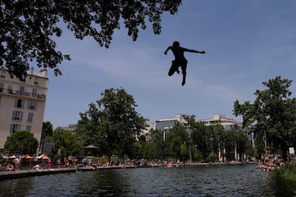 Personas se bañan en el Canal Saint-Martin de París en medio de la ola de calor que afecta a Francia