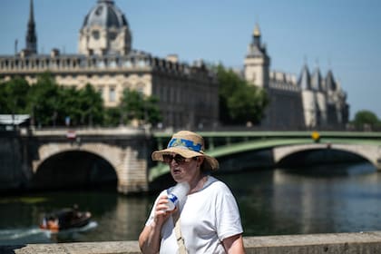 Una mujer se refresca junto al Sena durante la ola de calor que afecta a París