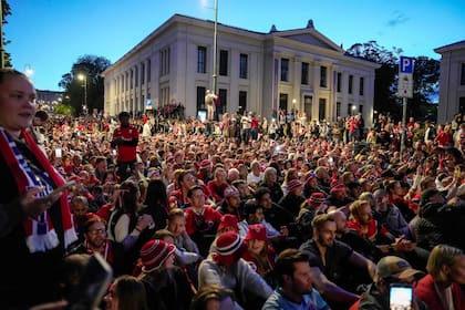 Aficionados de Noruega celebran la victoria de su selección tras el partido de los octavos de final del Mundial 2026 entre Brasil y Noruega, en la calle Karl Johans gate, en Oslo