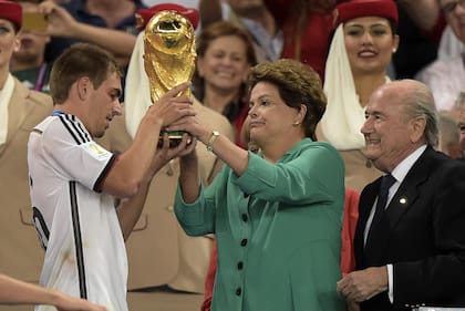 Dilma entrega la copa a Alemania; esa noche fue abucheada