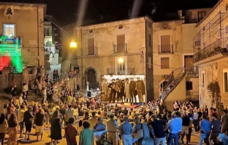 Durante cada Festival del Mate, la vida cultural de Lungro cobra un tono albiceleste con propuestas culturales hasta en la noche