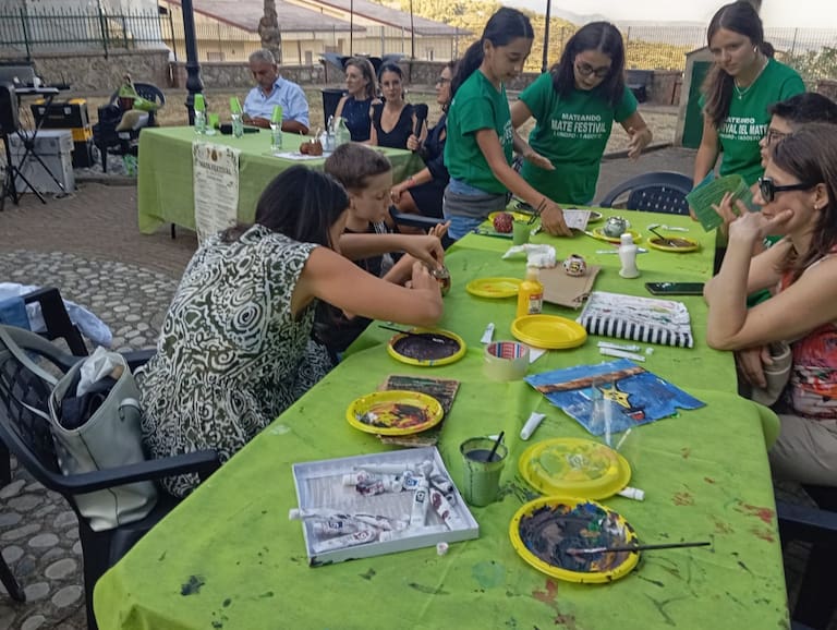 El año pasado en el Festival del Mate de Lungro, los más pequeños pintaron mates y se los llevaron a su casa