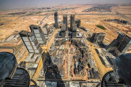 En esta foto de archivo tomada el 3 de agosto de 2021 desde el rascacielos "Iconic Tower" se muestra una vista del trabajo de construcción en curso en el "distrito comercial y financiero" del megaproyecto "Nueva capital administrativa" de Egipto