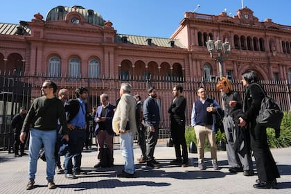 En la Argentina, los periodistas acreditados no pudieron acceder durante una semana a la sala de prensa, después de que el presidente Javier Milei les bloqueara el acceso (23 de abril de 2026). (AP Foto/Rodrigo Abd)
