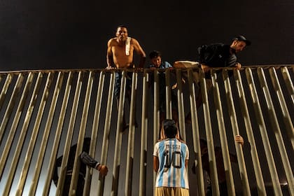 La camiseta de Messi en la valla que separa Marruecos de España