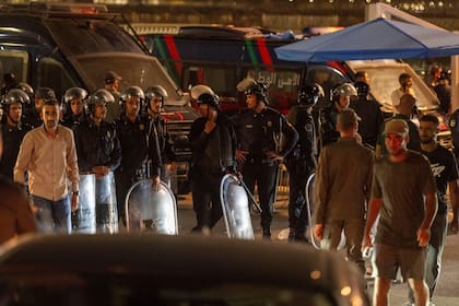 Las fuerzas de seguridad montan guardia mientras la gente intenta cruzar desde la ciudad marroquí de Fnideq, en el norte, hacia el enclave español de Ceuta
