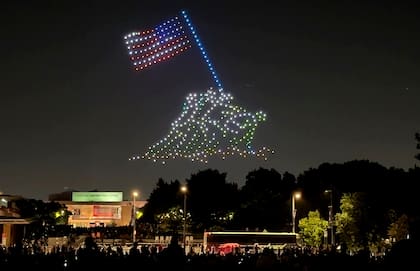 Un espectáculo de drones ilumina el cielo junto al Independence Hall, en Filadelfia, en la antesala de los festejos por la independencia