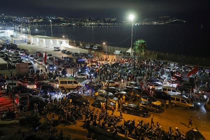 Un grupo de personas se reúne en Bab Sebta, en la frontera entre Marruecos y España