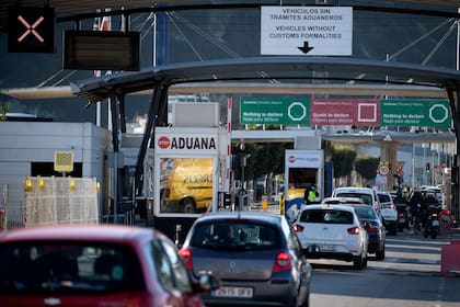 Vehículos hacen fila en La Línea de la Concepción, en la frontera entre España y Gibraltar, el 4 de enero de 2021