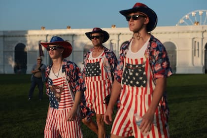 Visitantes recorren la Gran Feria Estatal Estadounidense, organizada en Washington por los festejos de los 250 años de Estados Unidos