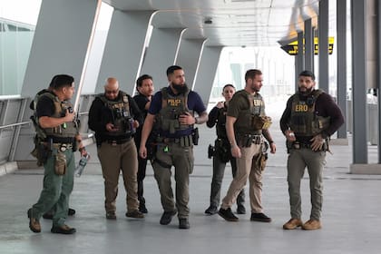 Agentes federales en el aeropuerto de LaGuardia, en Nueva York.