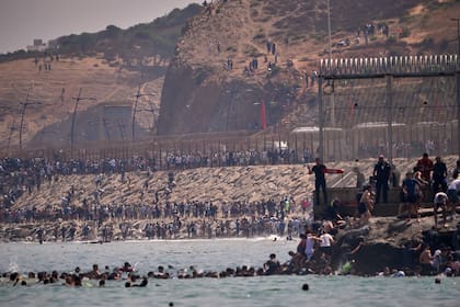 La crisis comenzó el jueves tras el cruce de al menos 50.000 personas