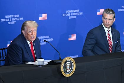 Trump junto a Hegseth