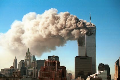 El humo que emanaba desde las Torres Gemelas tras el impacto de dos aviones comerciales secuestrados por miembros de la red terrorista Al-Qaeda, el 11 de septiembre de 2001.