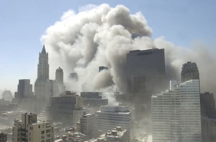 El humo se eleva hacia el cielo tras el colapso de la torre del World Trade Center el martes 11 de septiembre de 2001 en Nueva York