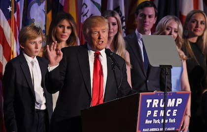 El republicano Donald Trump llega al escenario con su familia para hablar con sus partidarios tras ganar las elecciones presidenciales, en el New York Hilton Midtown, el 9 de noviembre de 2016. 