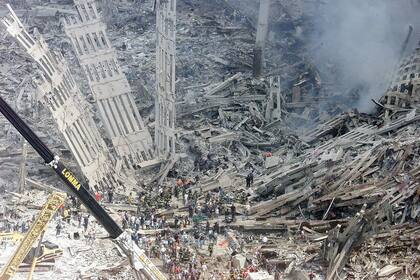 Equipos de emergencia trabajan para rescatar a sobrevivientes entre los escombros del World Trade Center derrumbado, en Nueva York, el 12 de septiembre de 2001