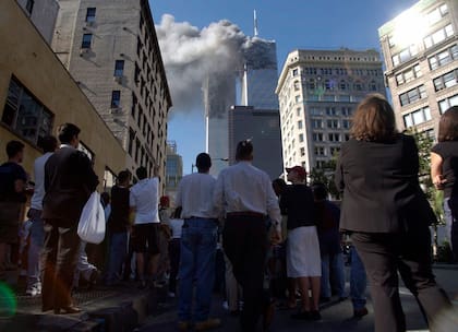 La gente en el bajo Manhattan ven salir el humo del World Trade Center
