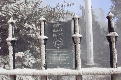 La reja del Ayuntamiento de Nueva York aparece cubierta de ceniza, similar a la nieve, después del derrumbe del World Trade Center el 11 de septiembre de 2001